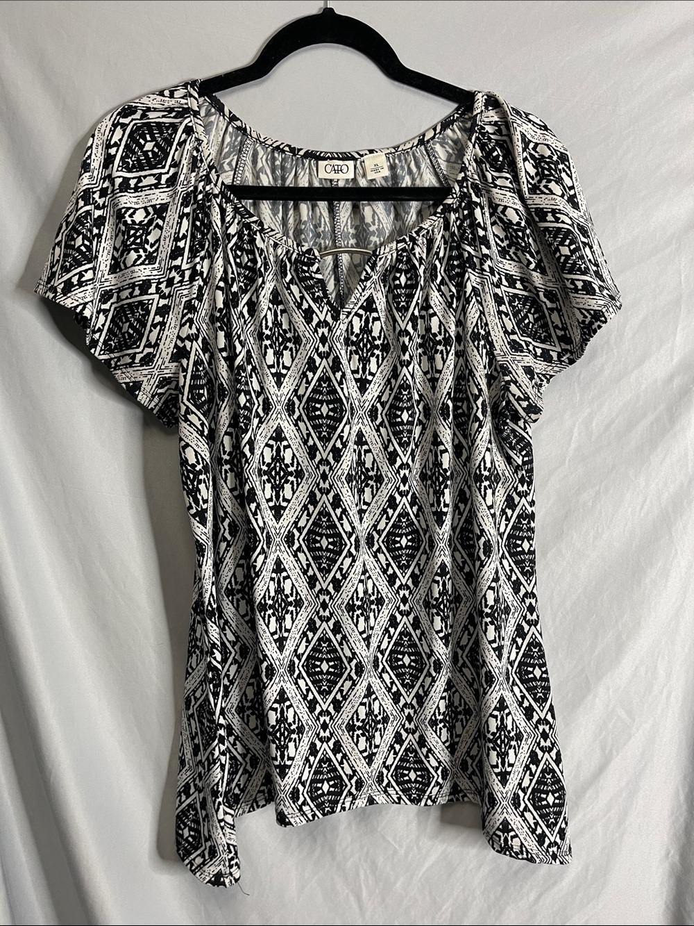 Cato Black & White Geometric Keyhole Flutter Sleeve Top